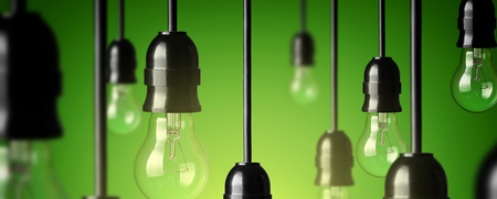 Flera hängande glödlampor mot grön bakgrund, en lampa lyser medan resten är släckta.