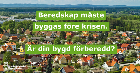 Text om beredskap över en vy av en svensk småstad med många färgglada hus och grönska.