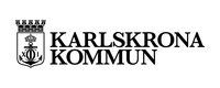 Karlskrona kommuns logotyp med vapensköld och texten 'Karlskrona Kommun' i svart.