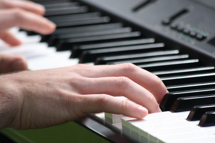 Spela piano tillsammans med andra seniorer! - Kamratcirkel