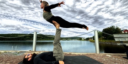 Vi lär oss Acro-Yoga