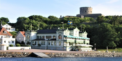 Stadspromenad i Marstrand
