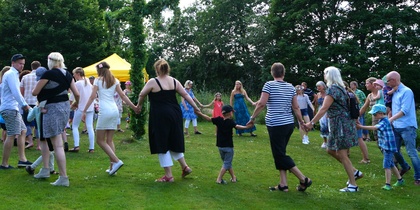 Folkdans, familjegrupp med barn från 4 år