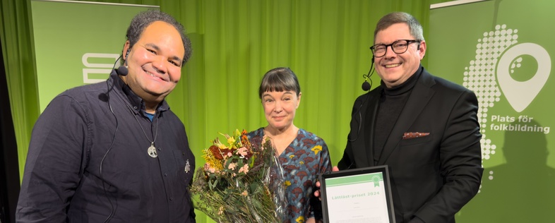 Lisa Förare (mitten) gratuleras med diplom och blommor av Quinten Moody, jurymedlem, och Per Lodenius, juryns ordförande. 